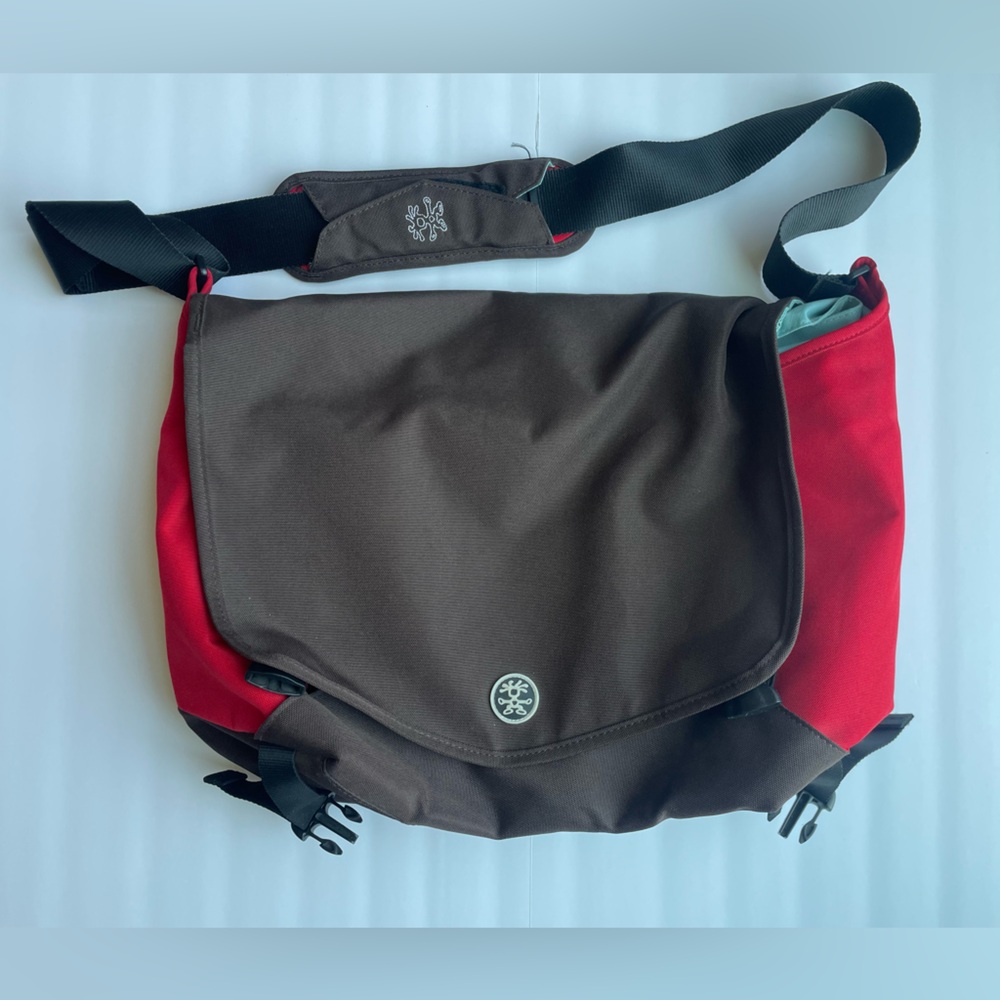 Crumpler Dreadful Embarrassment Laptop Messenger Bag